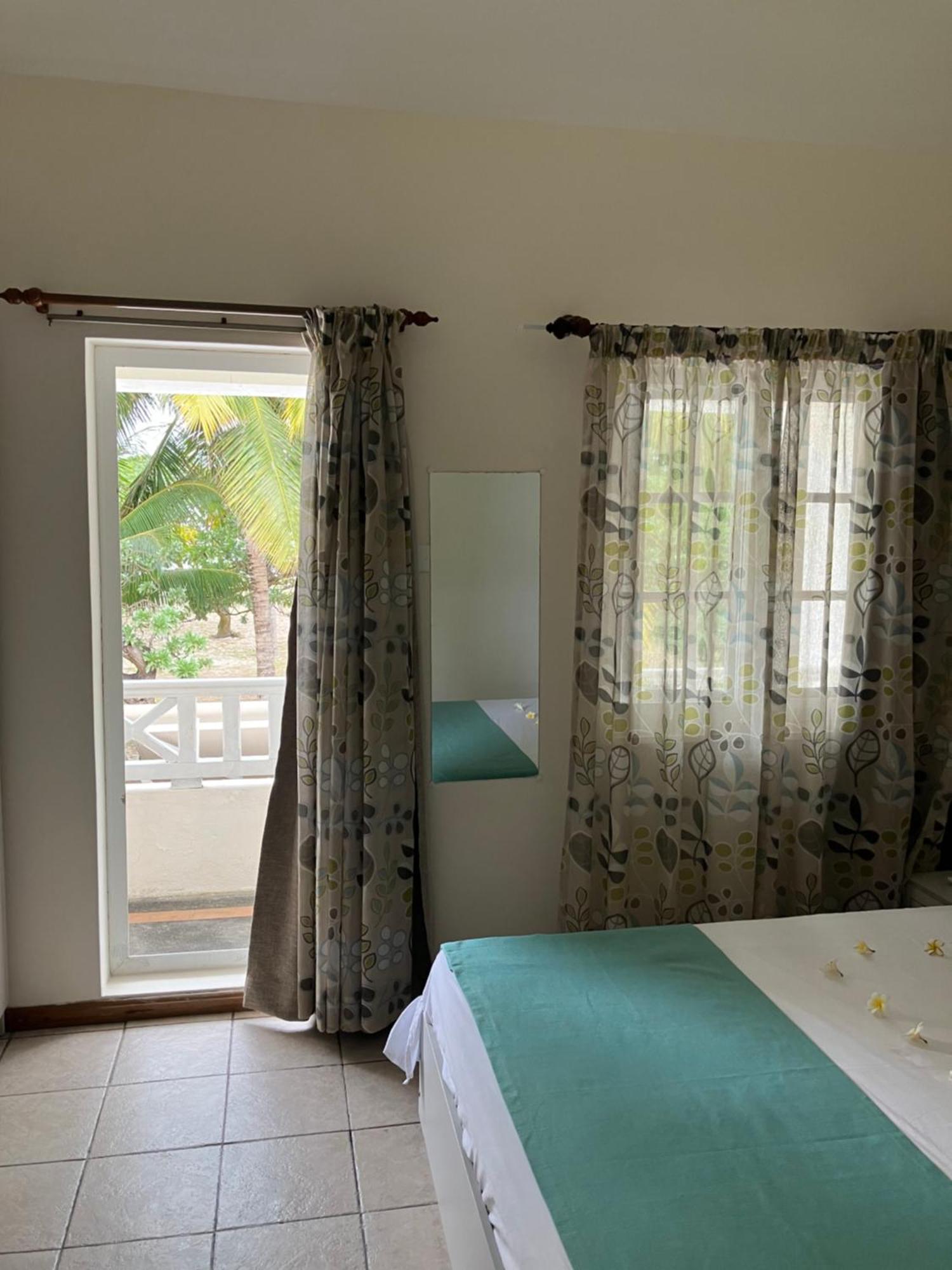 Fully Furnished Luxury Villa 3 Right On A Blue Ocean Belle Mare Exterior foto